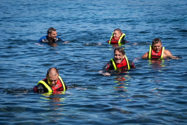 Groep ondernemers samen op avontuur